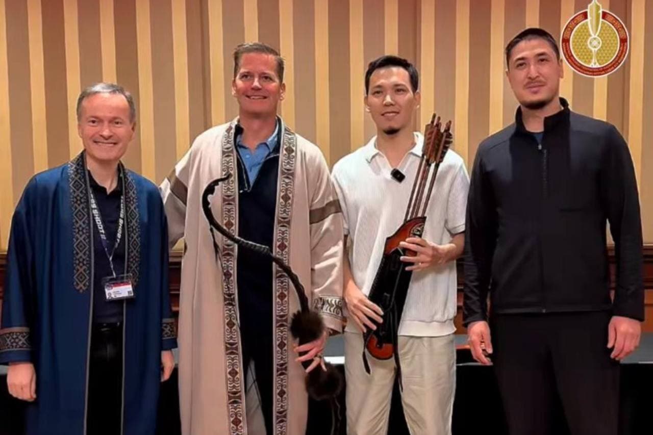 The National Archery Federation of the Republic of Kazakhstan held a traditional Kazakh ceremony — the presentation of a “shapan” (ceremonial robe) — in the United States of America.